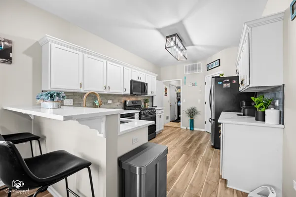 $295,000 | 15958 Buckner Pond Way, Crest Hill, IL 60403