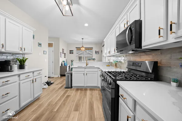 $295,000 | 15958 Buckner Pond Way, Crest Hill, IL 60403