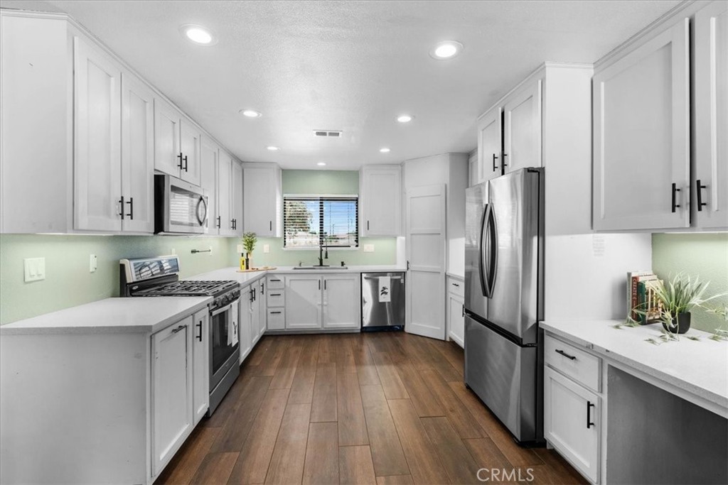 19801 Talihina Road Apple Valley, CA 92307 - Photo 7 of 28 Kitchen