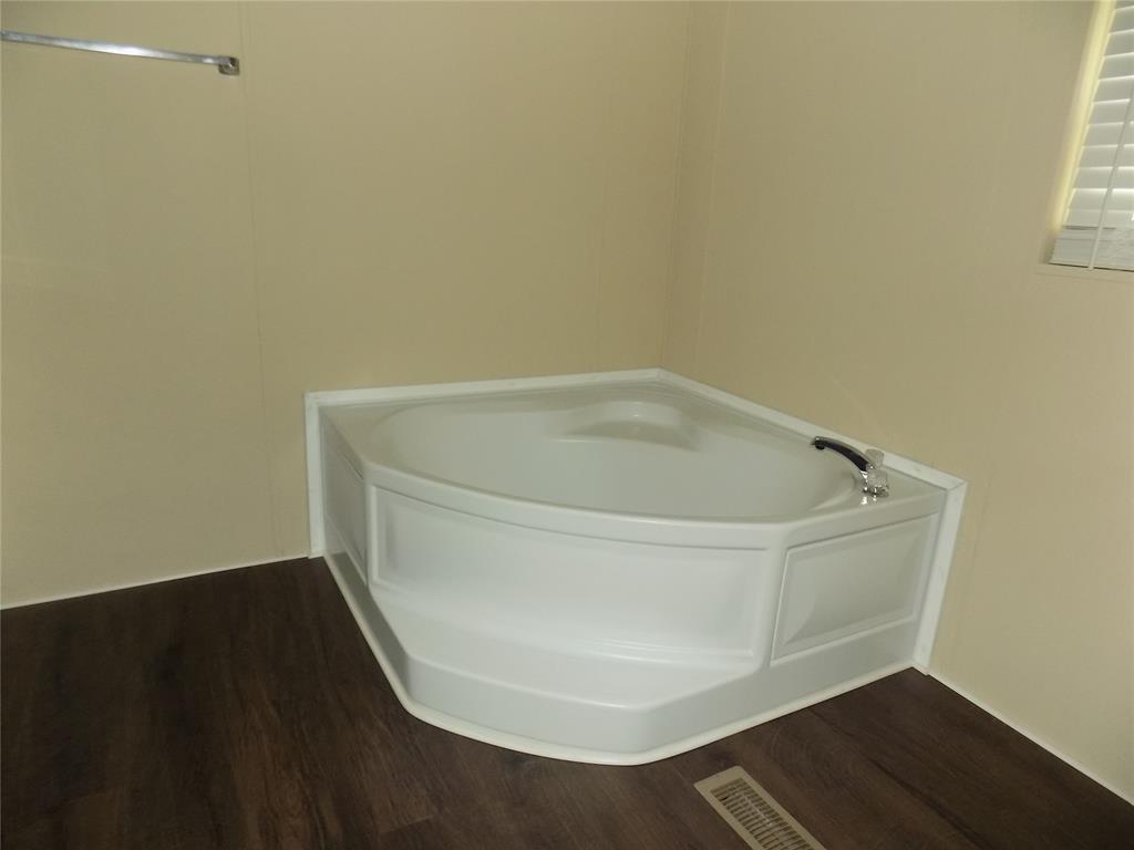 203 South Ridgeview Court Azle, TX 76020 - Photo 12 of 29 Large garden tub in primary bathroom.