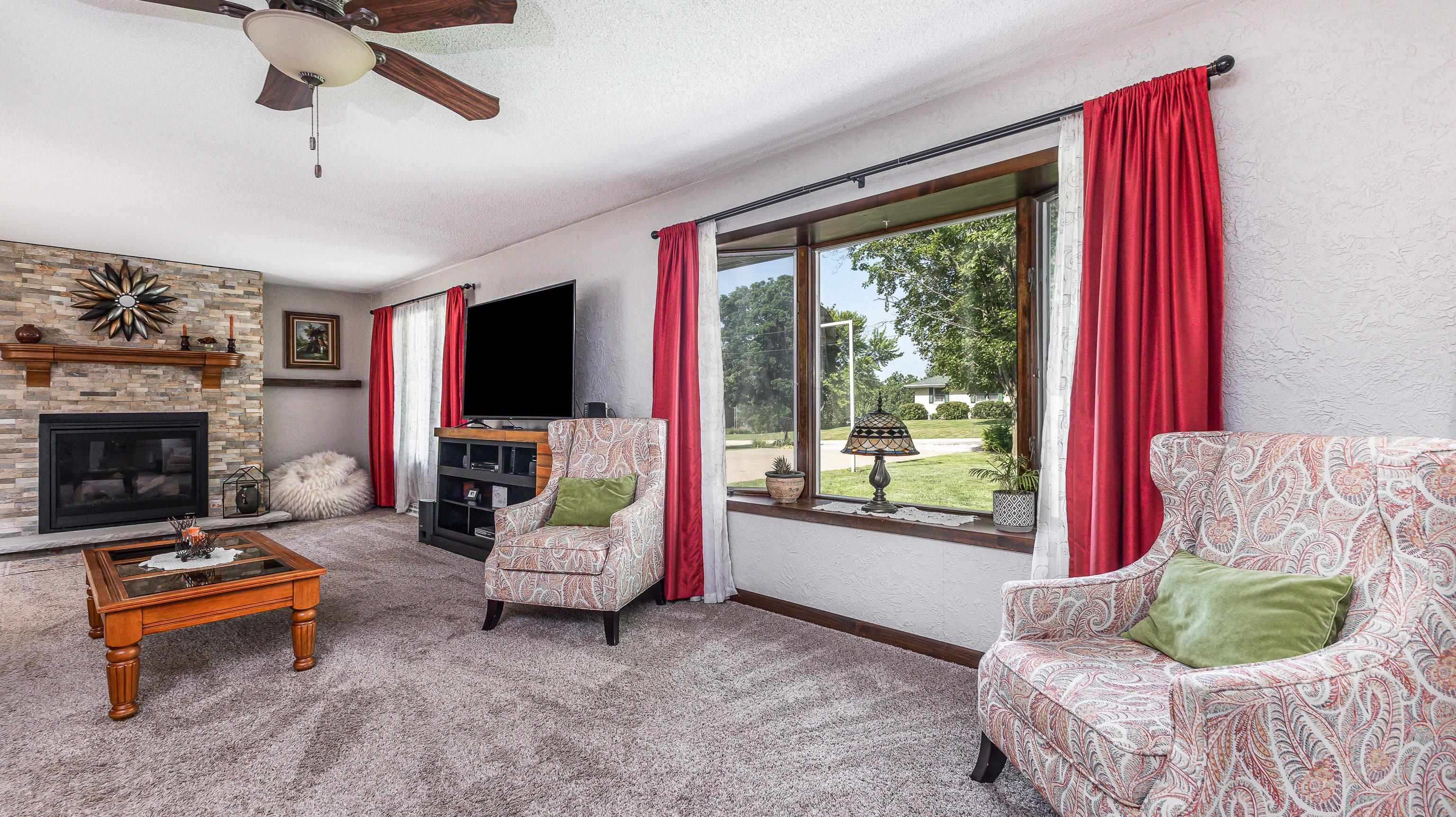 7121 Pine Road East Dubuque, IL 61025 - Photo 4 of 52 Gallery Image 4
