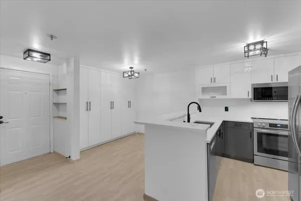 $2,320 | 975 Aberdeen Avenue Northeast, Unit D105, Renton, WA 98056