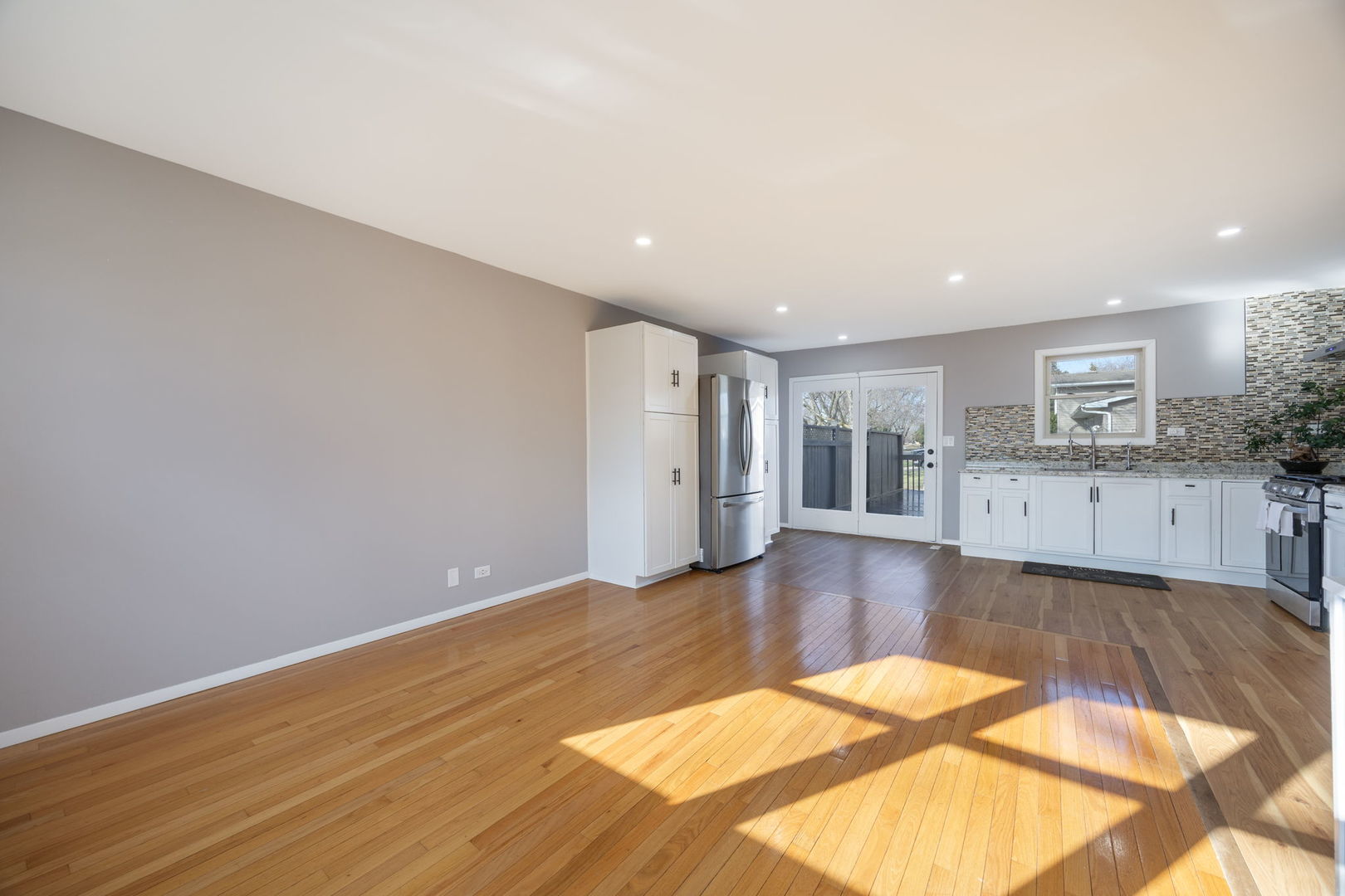 265 Cobb Circle Bolingbrook, IL 60440 - Photo 9 of 29 a view of a livingroom with wooden floor