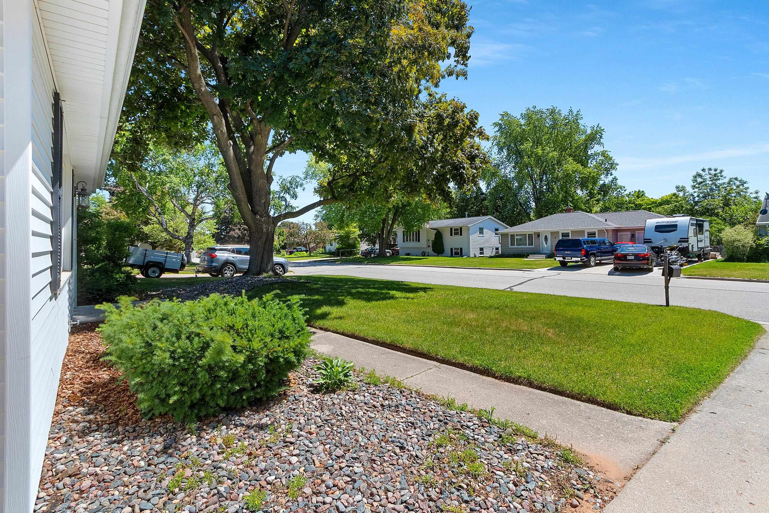 1430 Oak Ridge Drive Green Bay, WI 54304 - Photo 5 of 44