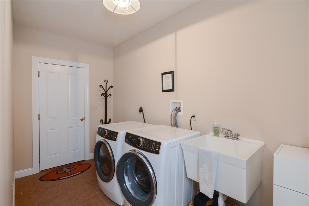 3 Freeman Place Mendon, MA 01756 - Photo 38 of 41 a utility room with dryer and washer