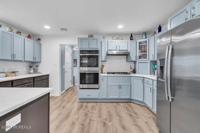 a view of livingroom with furniture and windows