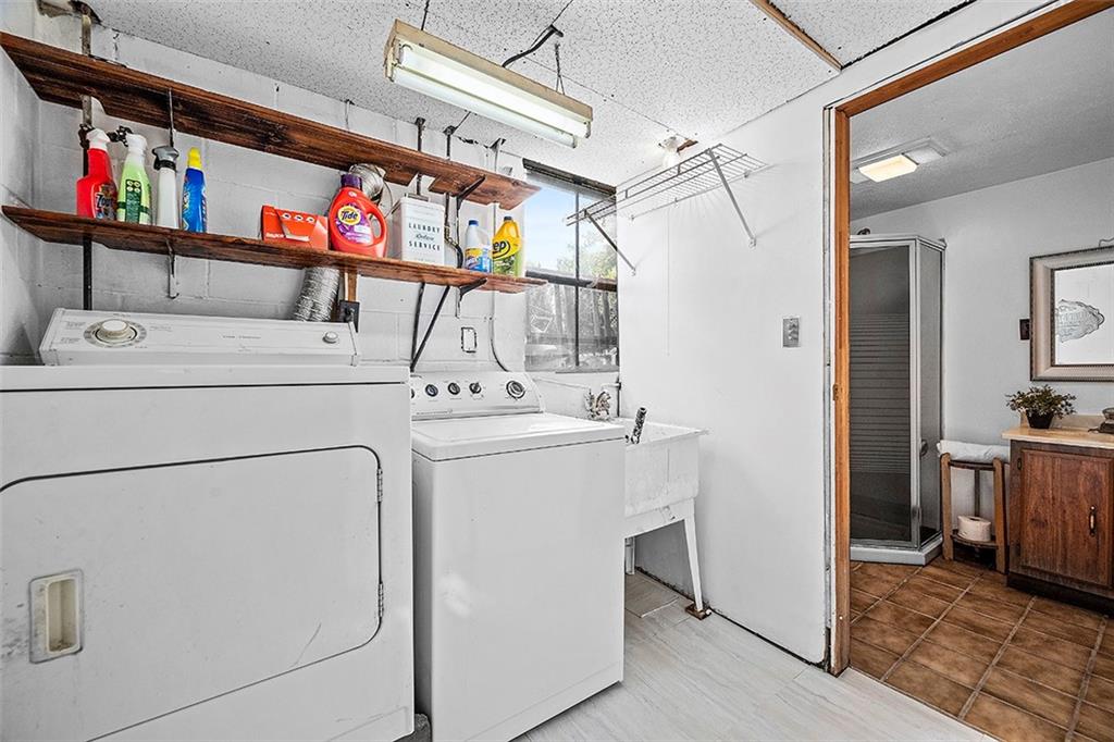8 Ellen Drive McKees Rocks, PA 15136 - Photo 19 of 25 a utility room with dryer and washer