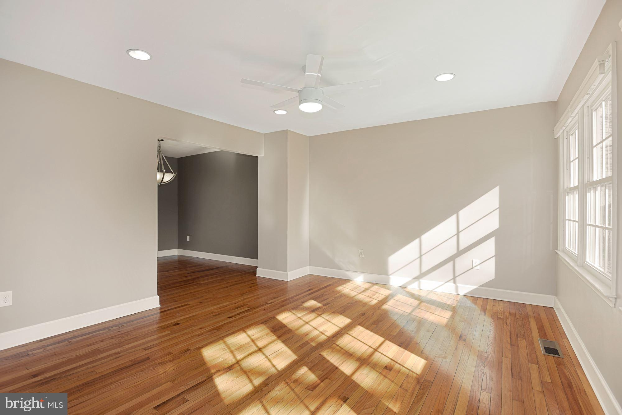 10712 Oldfield Drive Reston, VA 20191 - Photo 11 of 38 Living Room
