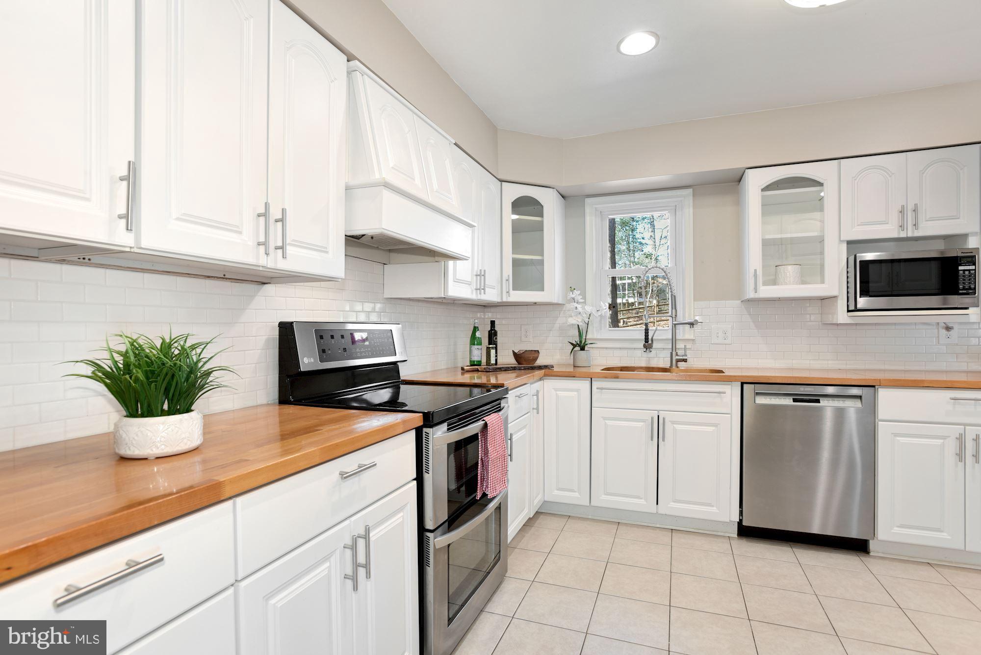 10712 Oldfield Drive Reston, VA 20191 - Photo 14 of 38 Kitchen