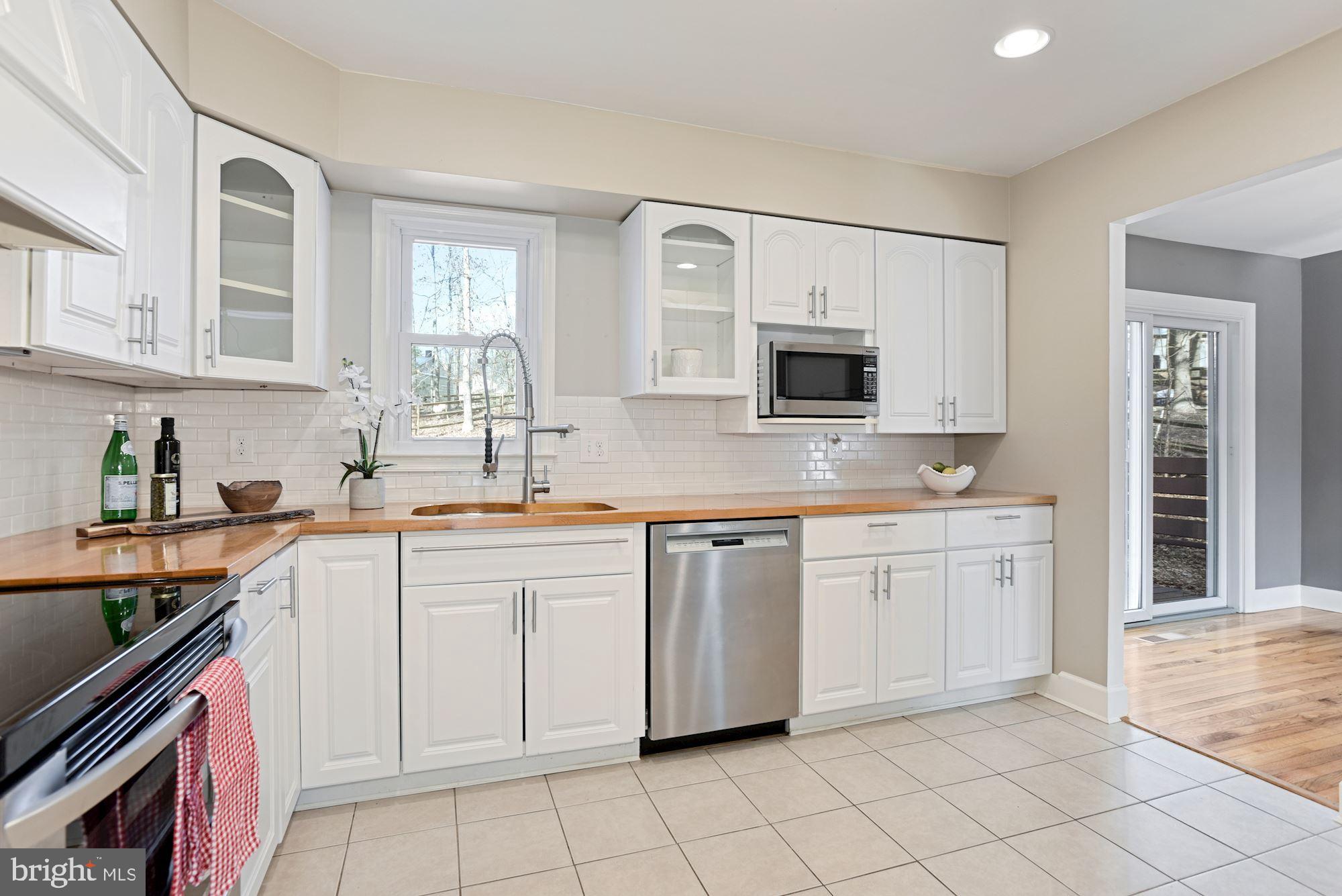 10712 Oldfield Drive Reston, VA 20191 - Photo 15 of 38 Kitchen