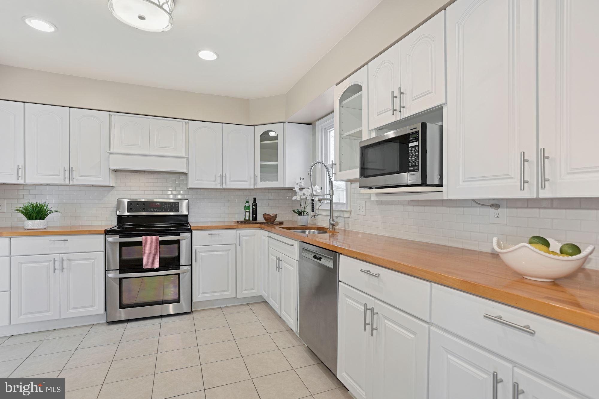 10712 Oldfield Drive Reston, VA 20191 - Photo 16 of 38 Kitchen