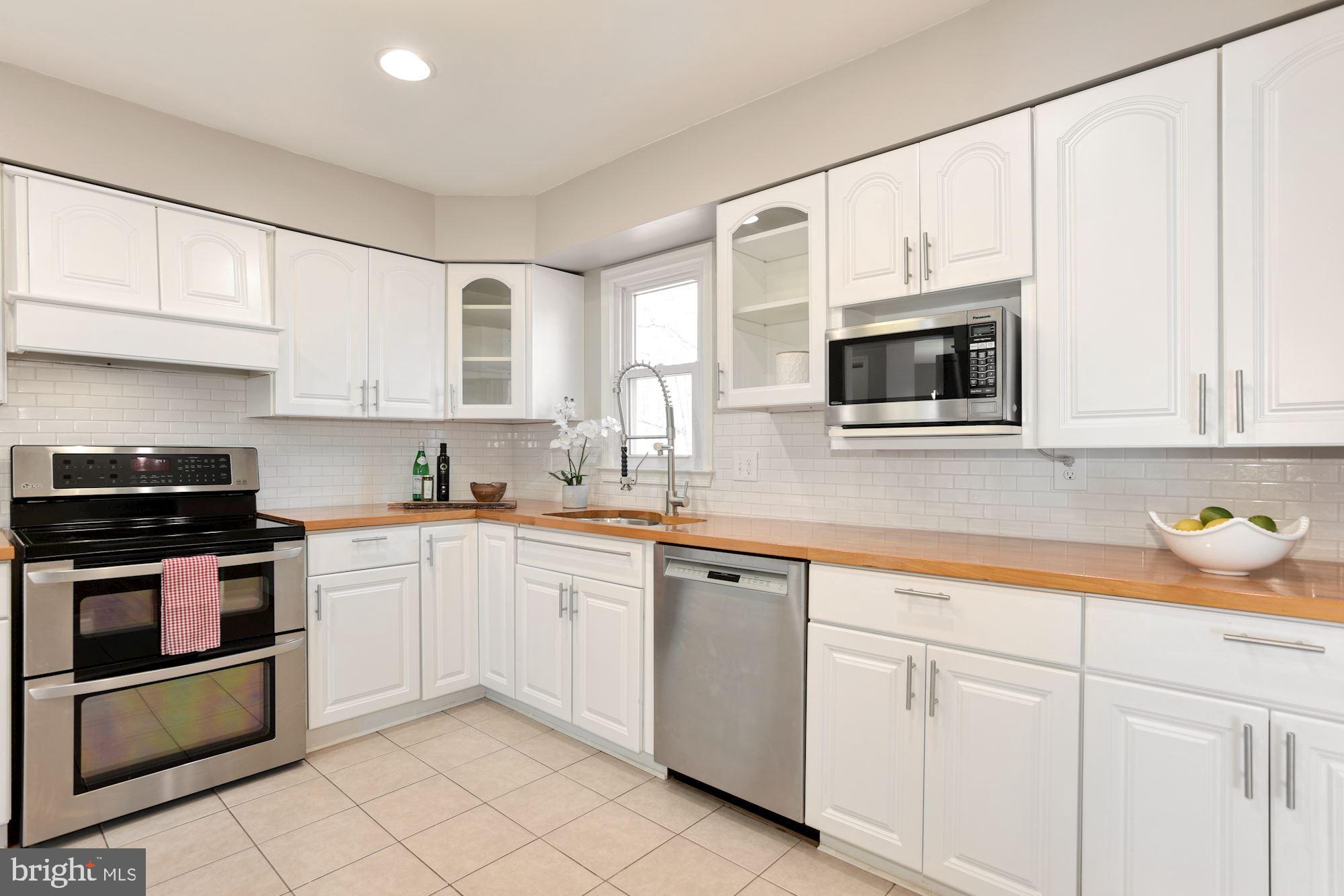 10712 Oldfield Drive Reston, VA 20191 - Photo 17 of 38 Kitchen