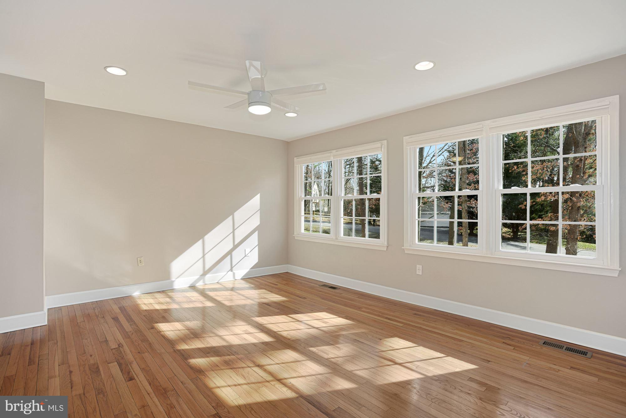 10712 Oldfield Drive Reston, VA 20191 - Photo 9 of 38 Living Room