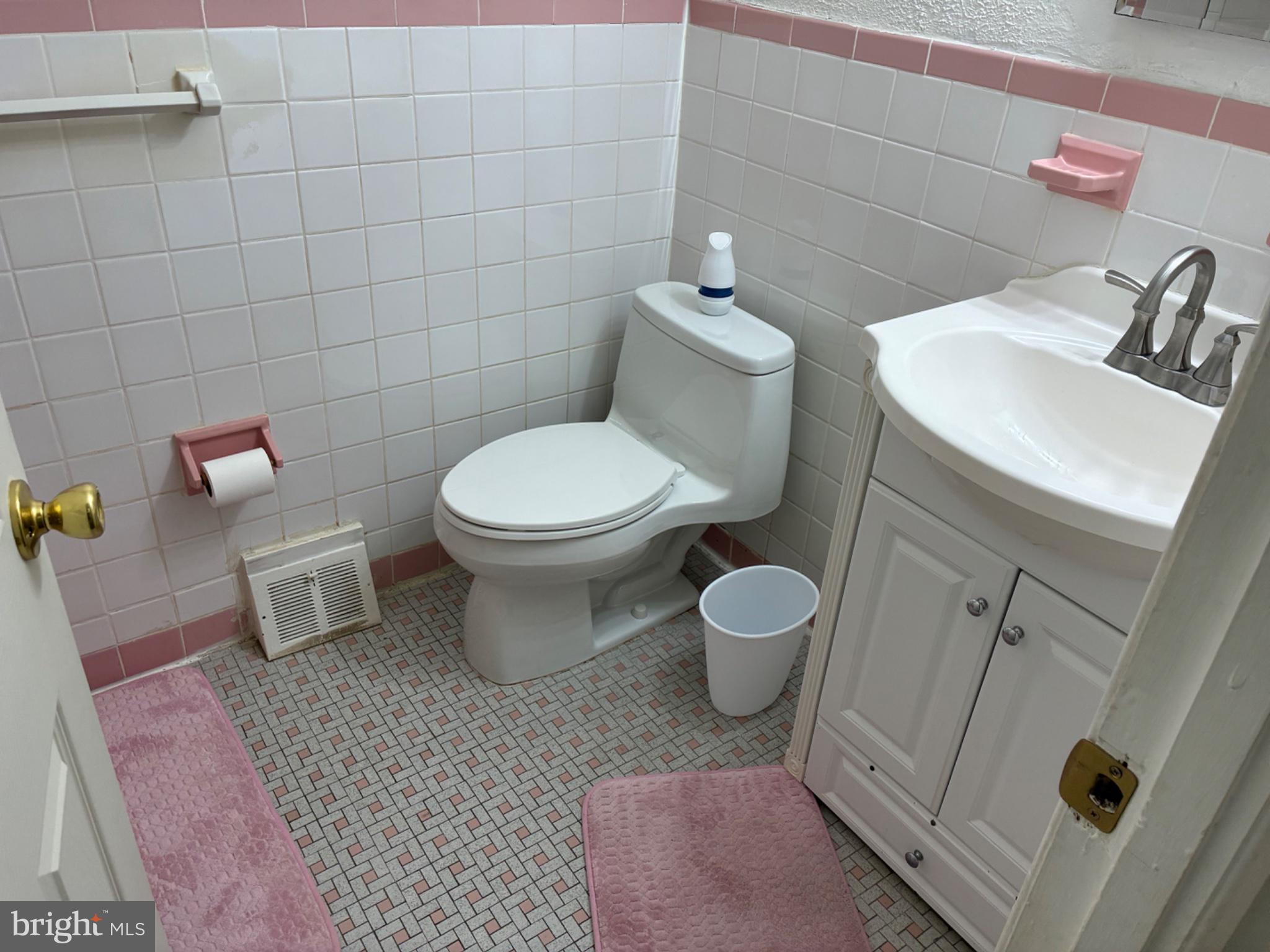 10039 Bridle Road Philadelphia, PA 19116 - Photo 5 of 15 Bathroom