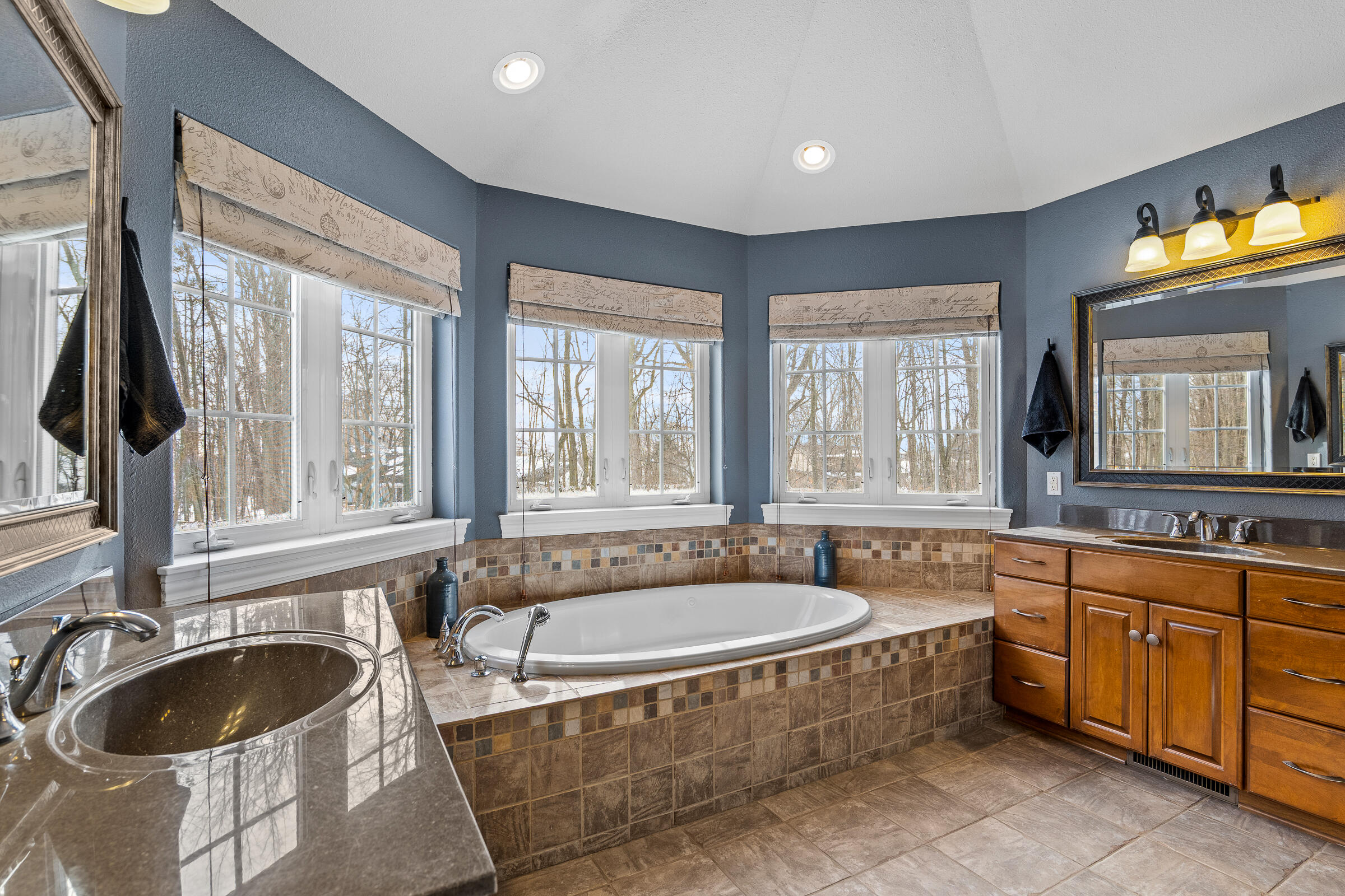 517 Oriole Lane Howards Grove, WI 53083 - Photo 22 of 68 Spa Like En Suite Bath