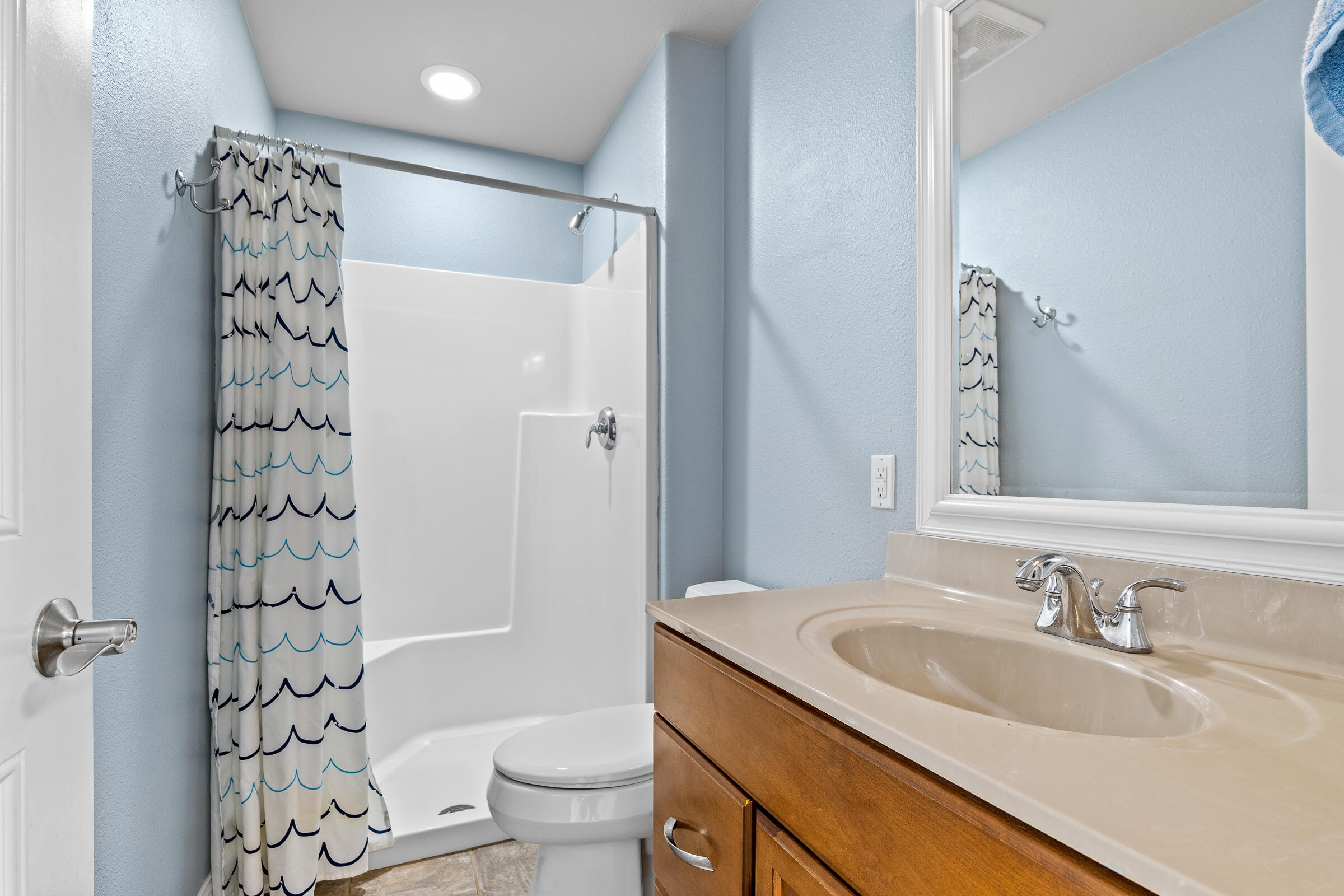 517 Oriole Lane Howards Grove, WI 53083 - Photo 29 of 68 Bedroom 2 En Suite Bath