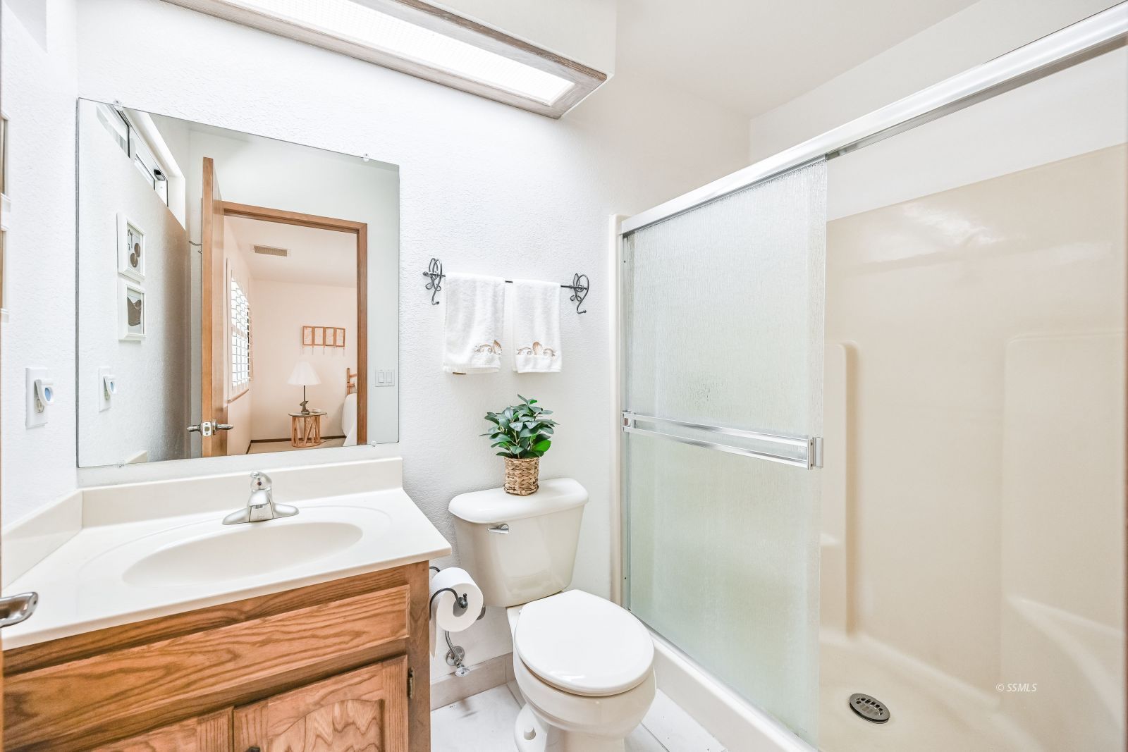 412 Lorene Court Ridgecrest, CA 93555 - Photo 22 of 31 a bathroom with a sink toilet and shower