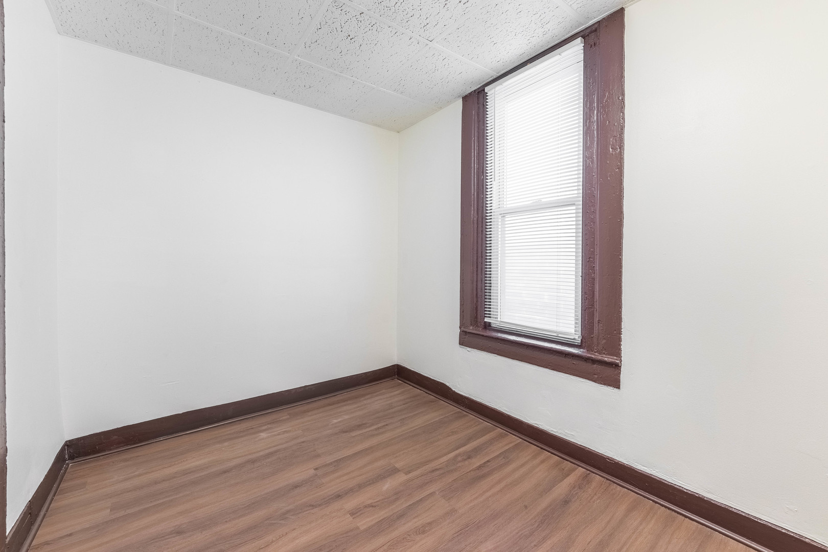 1115 West 17th Street, Unit 2F Chicago, IL 60608 - Photo 13 of 28 a view of empty room with wooden floor and fan
