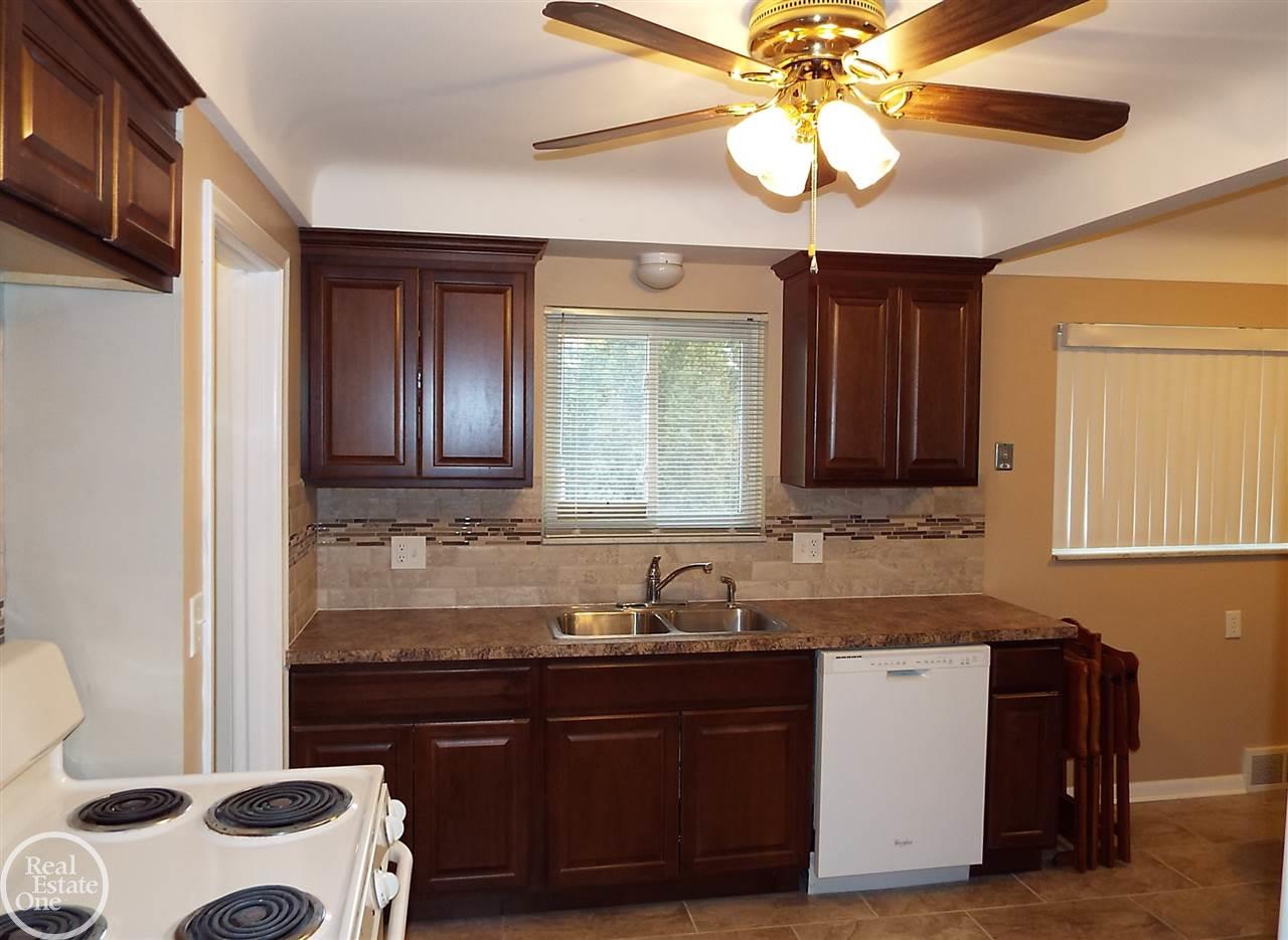 11147 Martin Warren, MI 48093 - Photo 7 of 30 31313251-6.JPG