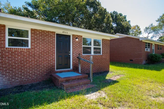 a view of backyard with a garden and plants