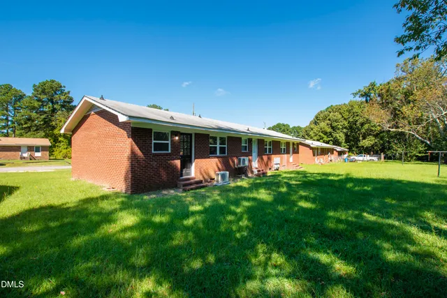 a view of a house with backyard