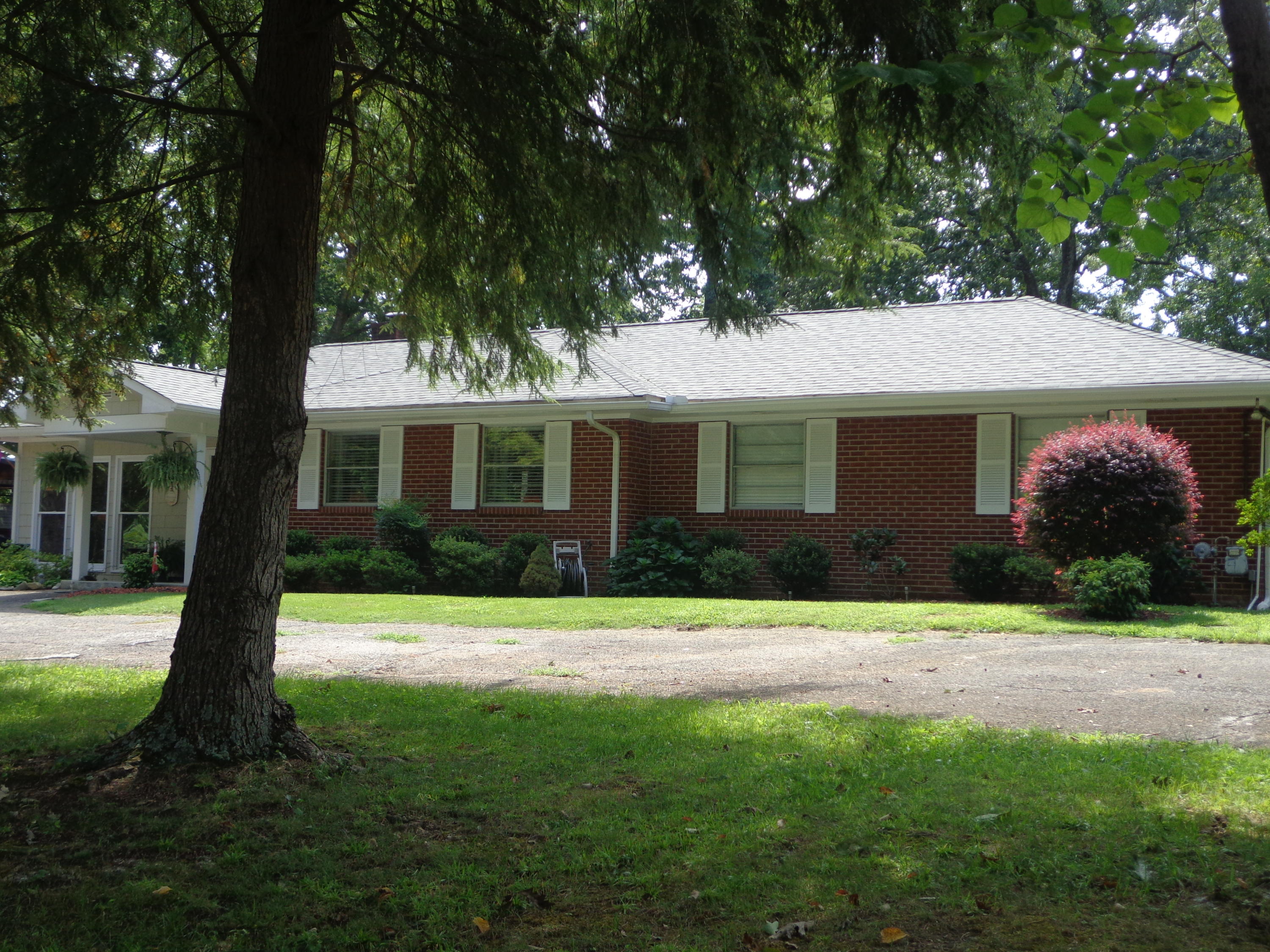 519 West Hunt Road Alcoa, TN 37701 - Photo 2 of 26 Cozy Elegance