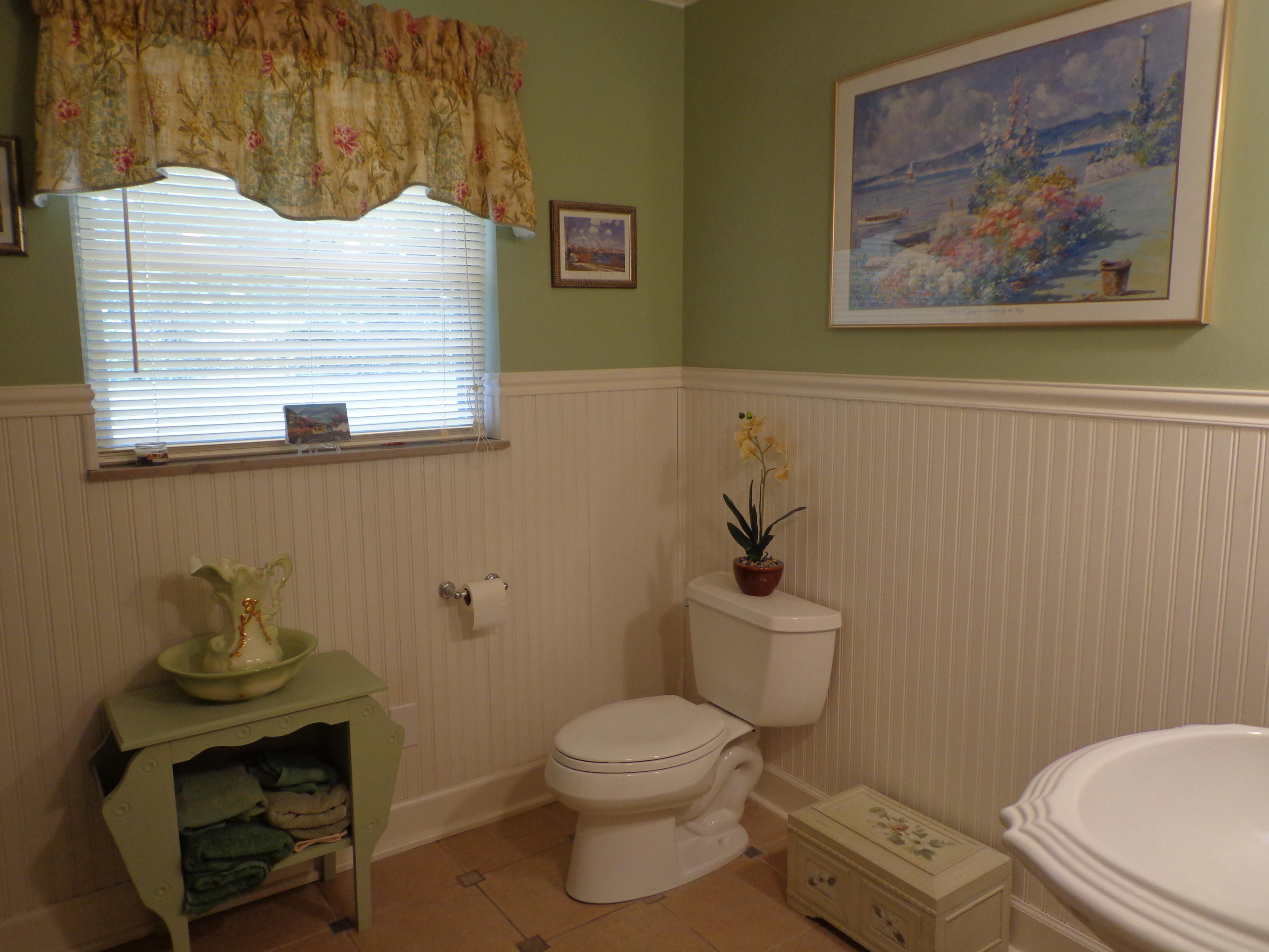 519 West Hunt Road Alcoa, TN 37701 - Photo 15 of 26 Large hallway bath