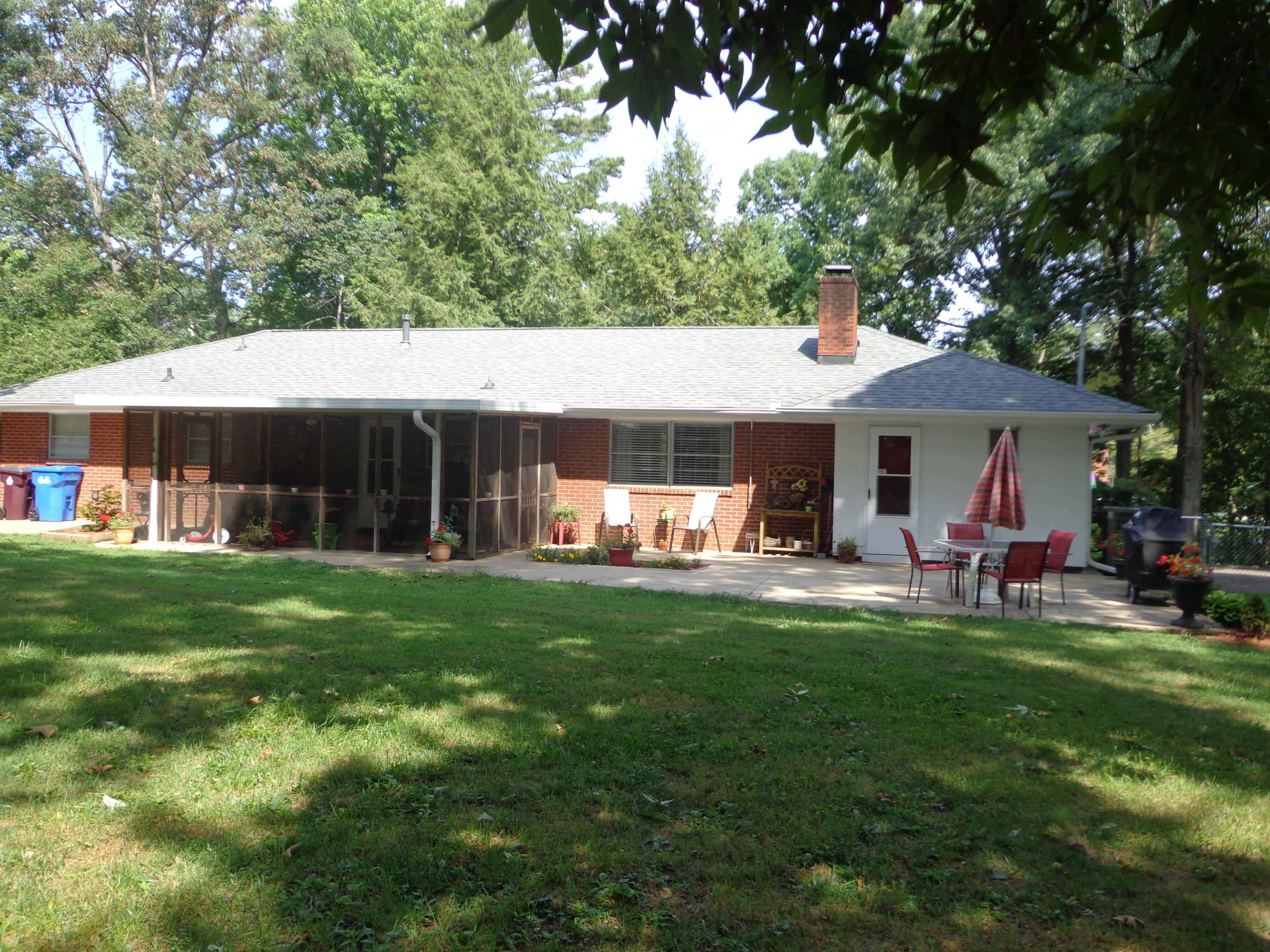 519 West Hunt Road Alcoa, TN 37701 - Photo 23 of 26 Rear screen porch & patio