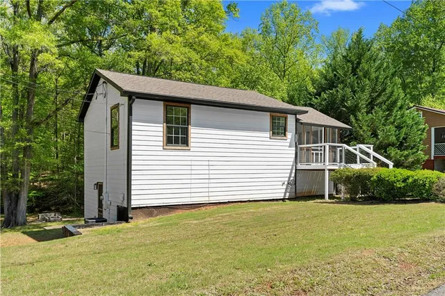a view of a house with a yard