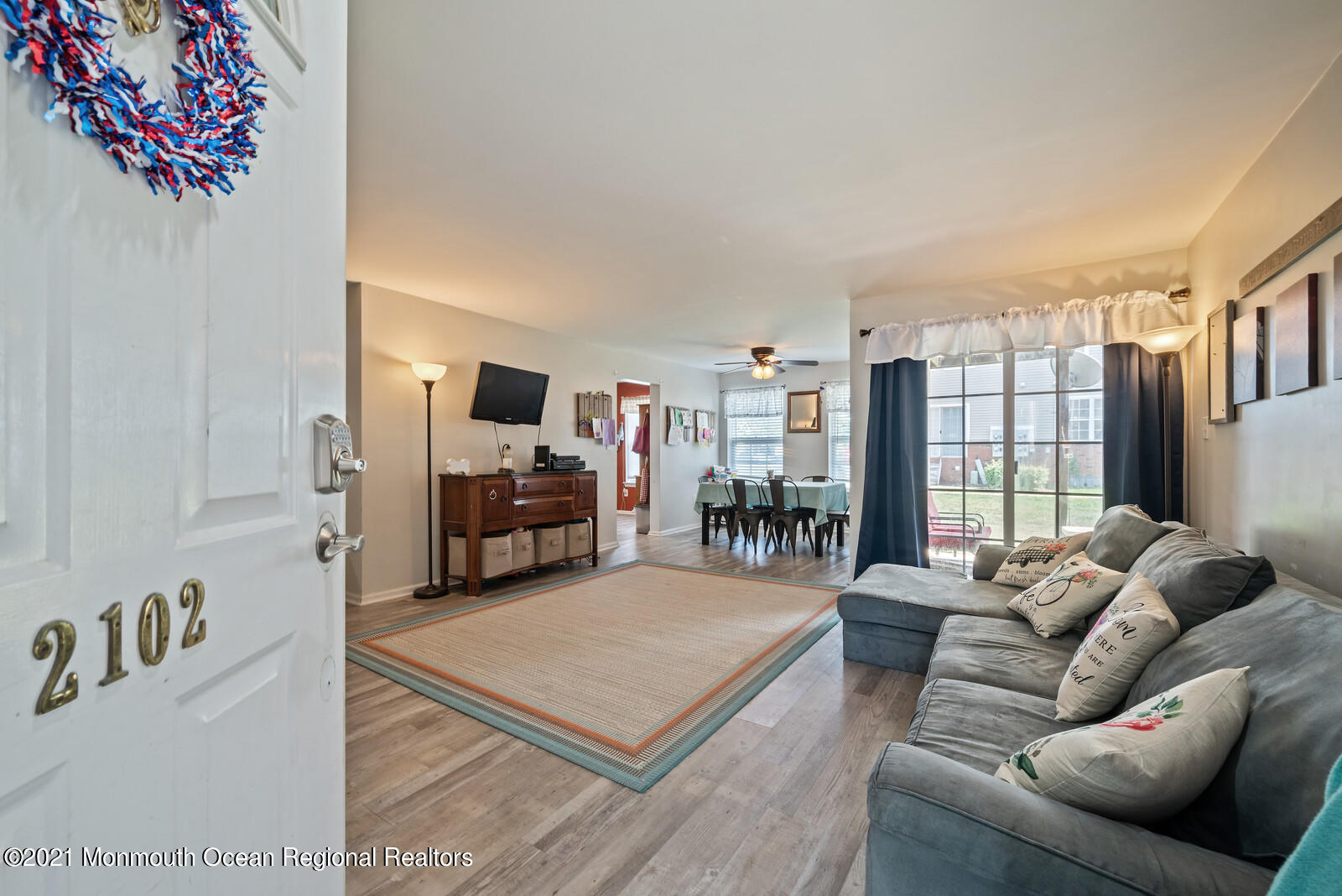 2102 Ridgeview Court, Unit 2102 Parlin, NJ 08859 - Photo 2 of 17 06_05Living_Room_mls