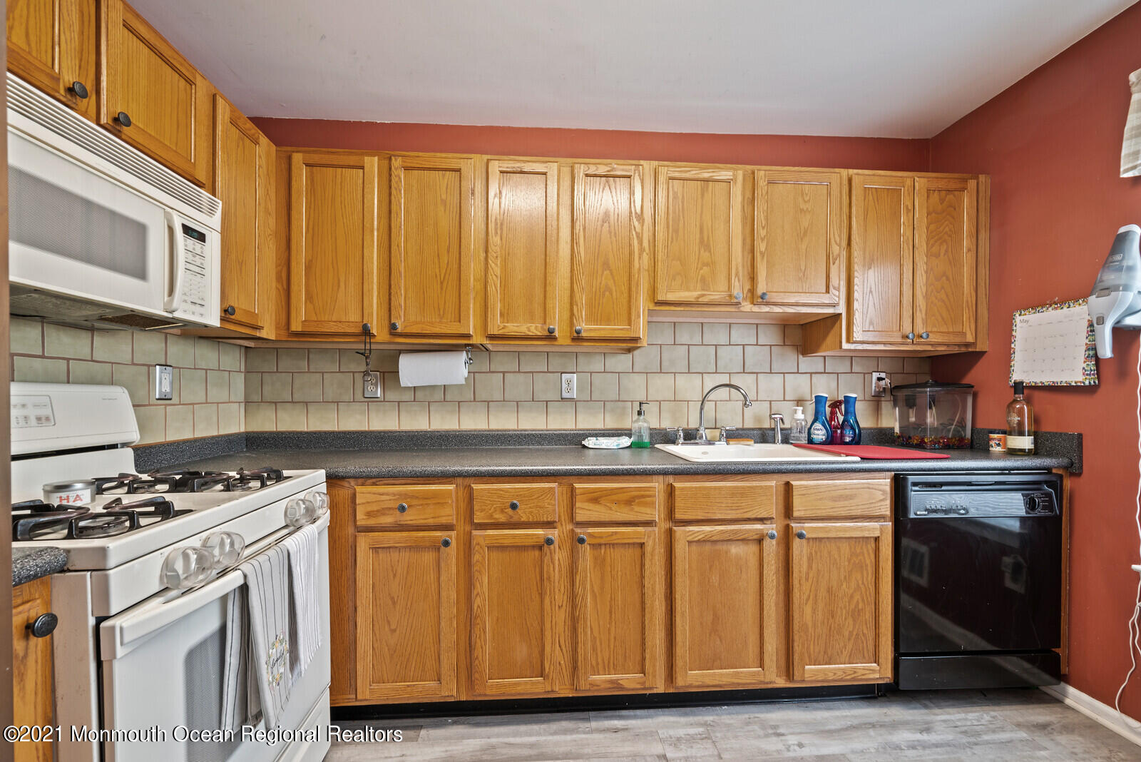 2102 Ridgeview Court, Unit 2102 Parlin, NJ 08859 - Photo 5 of 17 11_10Kitchen_mls