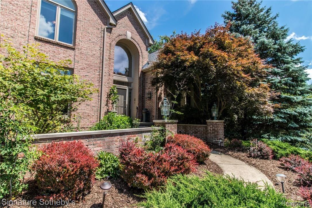 1650 Scenic Hollow Rochester, MI 48306 - Photo 8 of 60 042018HDR.jpg