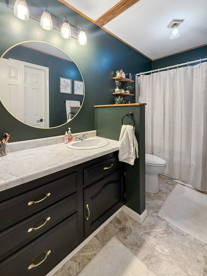 3288 Knox Drive Freeport, IL 61032 - Photo 20 of 41 a bathroom with a double vanity sink and a mirror
