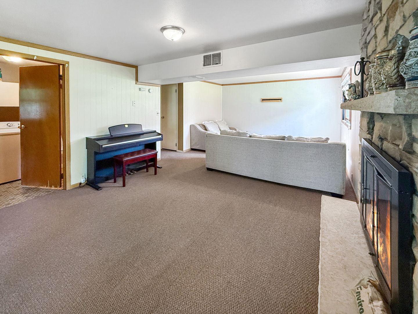 3288 Knox Drive Freeport, IL 61032 - Photo 28 of 41 a room with furniture and a wooden floor