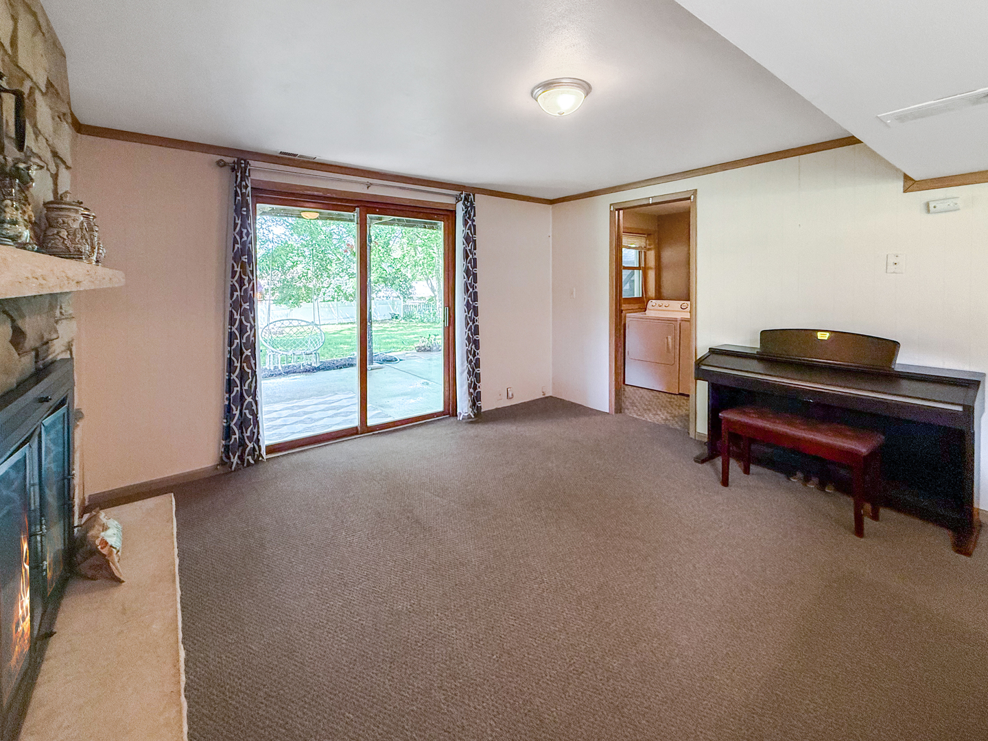 3288 Knox Drive Freeport, IL 61032 - Photo 34 of 41 a room with furniture and a window