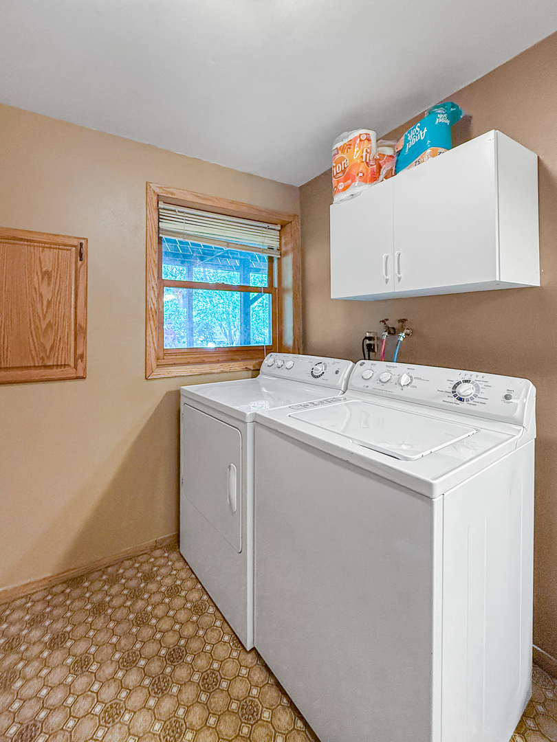 3288 Knox Drive Freeport, IL 61032 - Photo 35 of 41 a utility room with dryer and washer