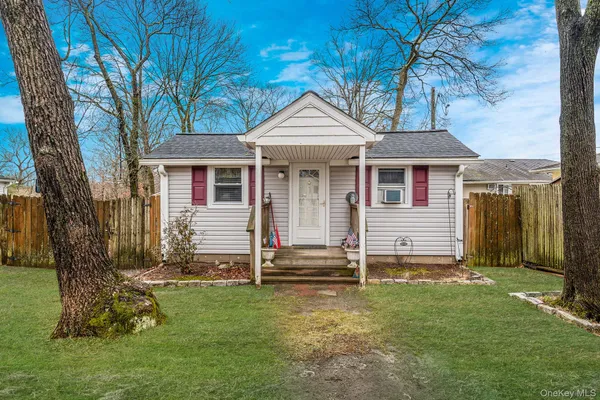 $379,900 | 16 Rexmere Avenue, Farmingville, NY 11738