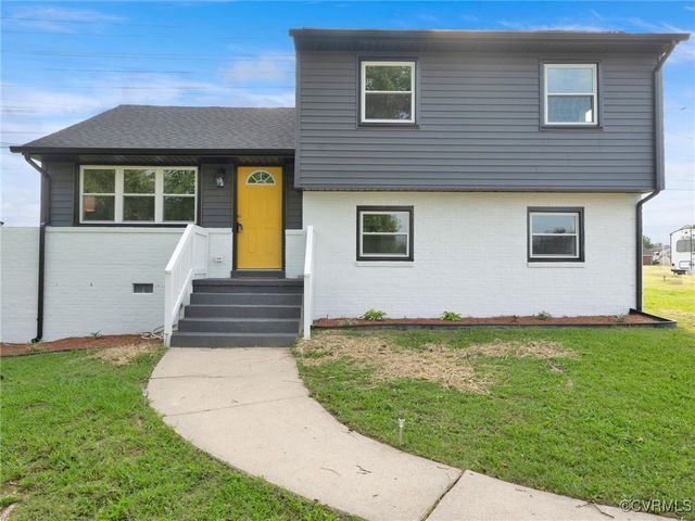a view of a house with a yard