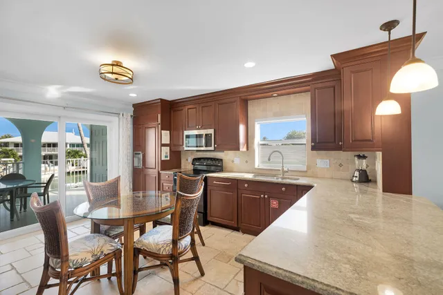 $3,650,000 | 580-590 10th Street, Key Colony Beach, FL 33051
