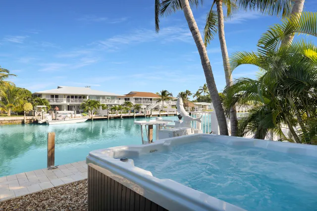 $3,650,000 | 580-590 10th Street, Key Colony Beach, FL 33051