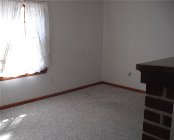 1737 Roslyn Road Grosse Pointe, MI 48236 - Photo 11 of 17 31096692-10.JPG