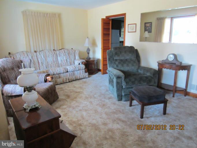 218 Arundel Road Pasadena, MD 21122 - Photo 7 of 15 Living Room