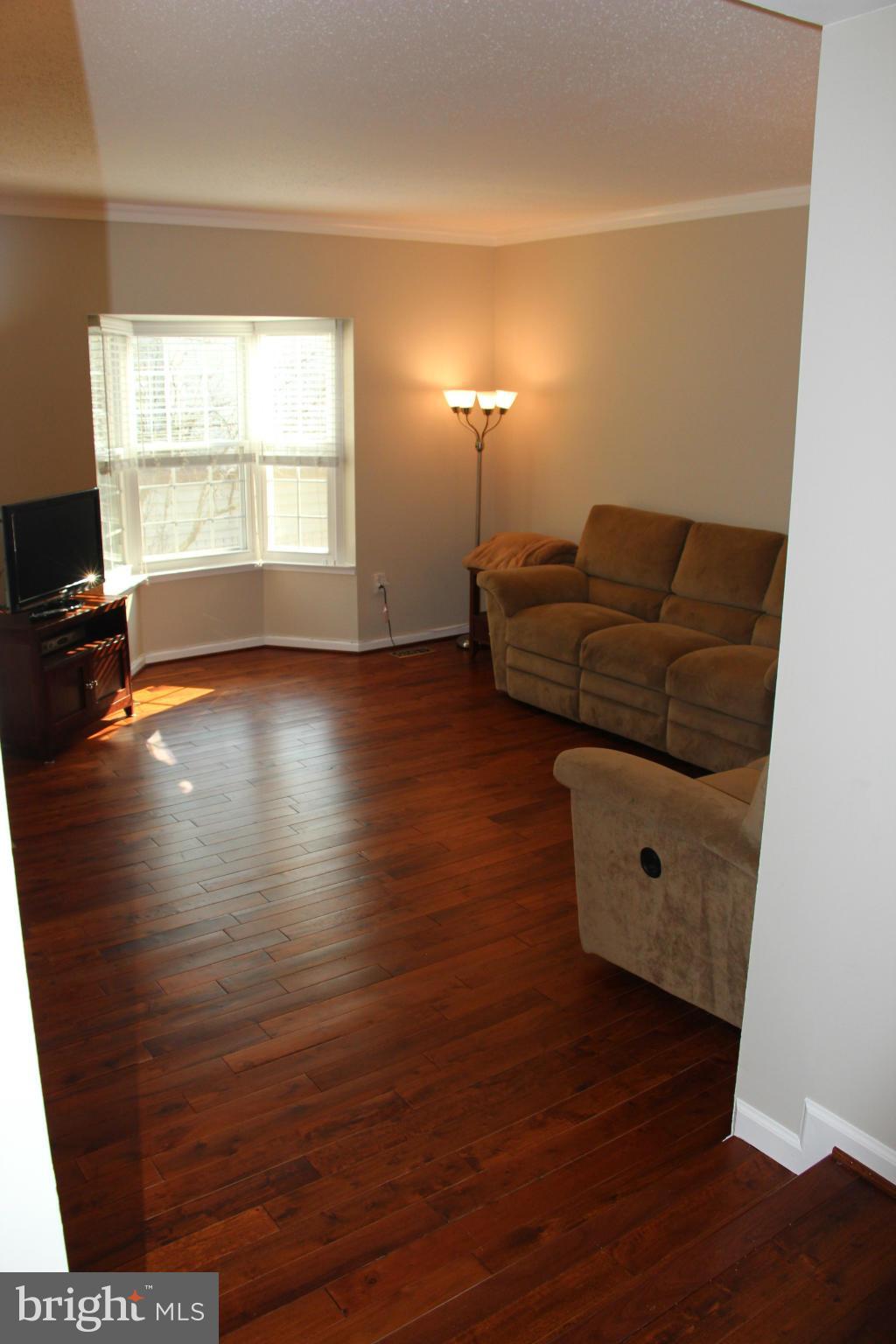 2340 Hunters Square Court Reston, VA 20191 - Photo 2 of 25 LIVING ROOM (1)