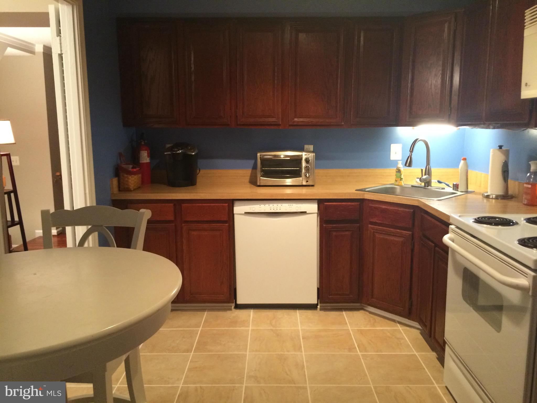 2340 Hunters Square Court Reston, VA 20191 - Photo 5 of 25 KITCHEN (1)