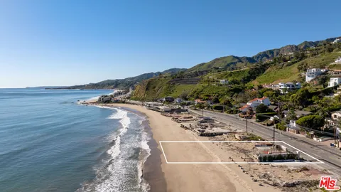$4,350,000 | 21546 Pacific Coast Highway, Malibu, CA 90265