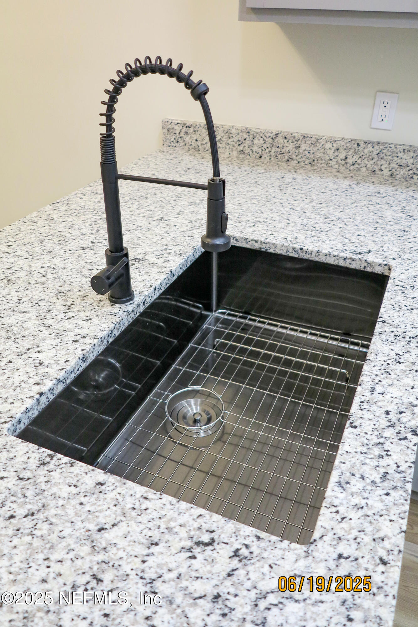 3801 Crown Point Road, Unit 1332 Jacksonville, FL 32257 - Photo 14 of 43 Oversized Sink