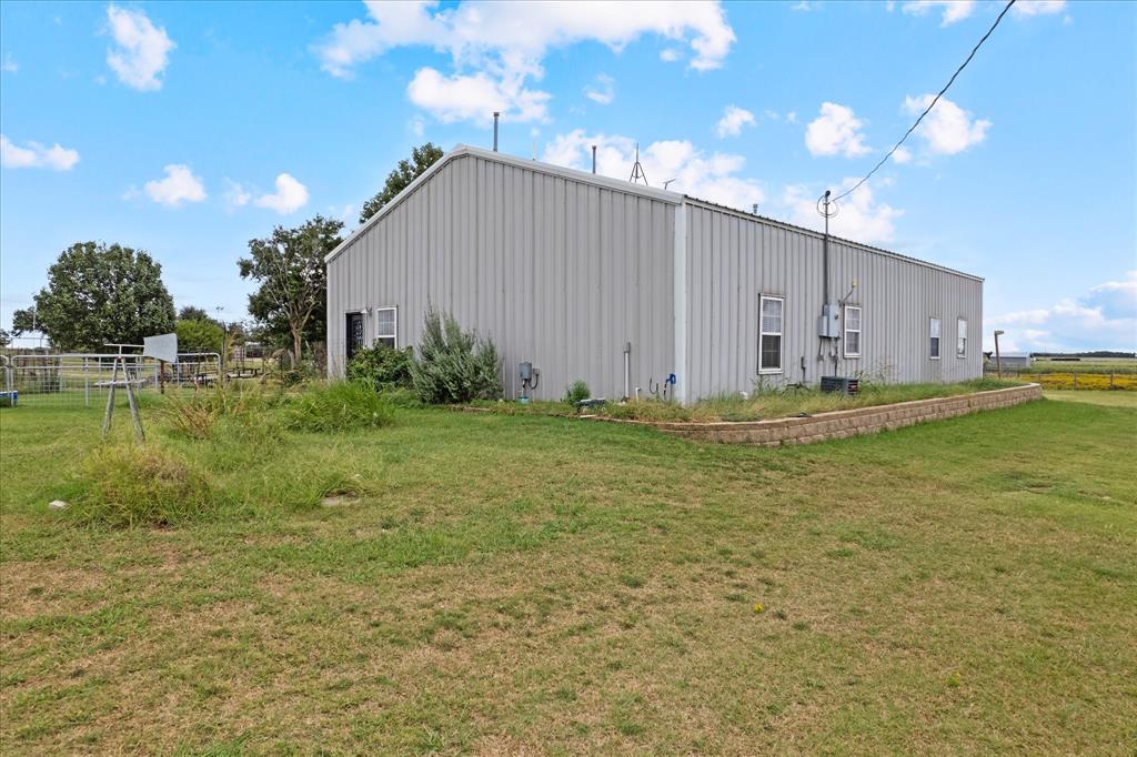 3300 Airport Road Tioga, TX 76271 - Photo 17 of 37 a backyard of a house