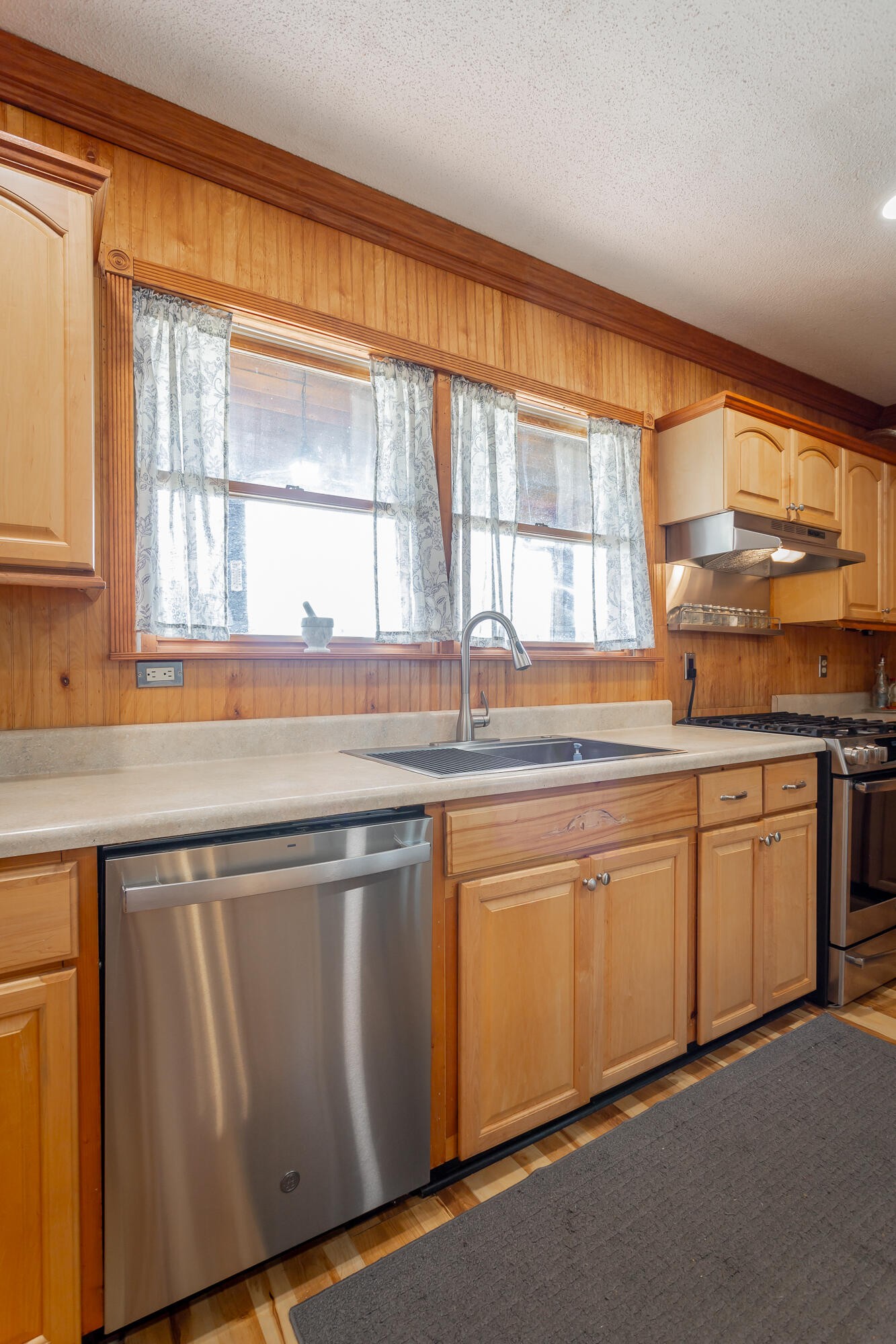 2195 Myers Road Pikeville, TN 37367 - Photo 37 of 100 a kitchen with stainless steel appliances granite countertop a sink and a stove