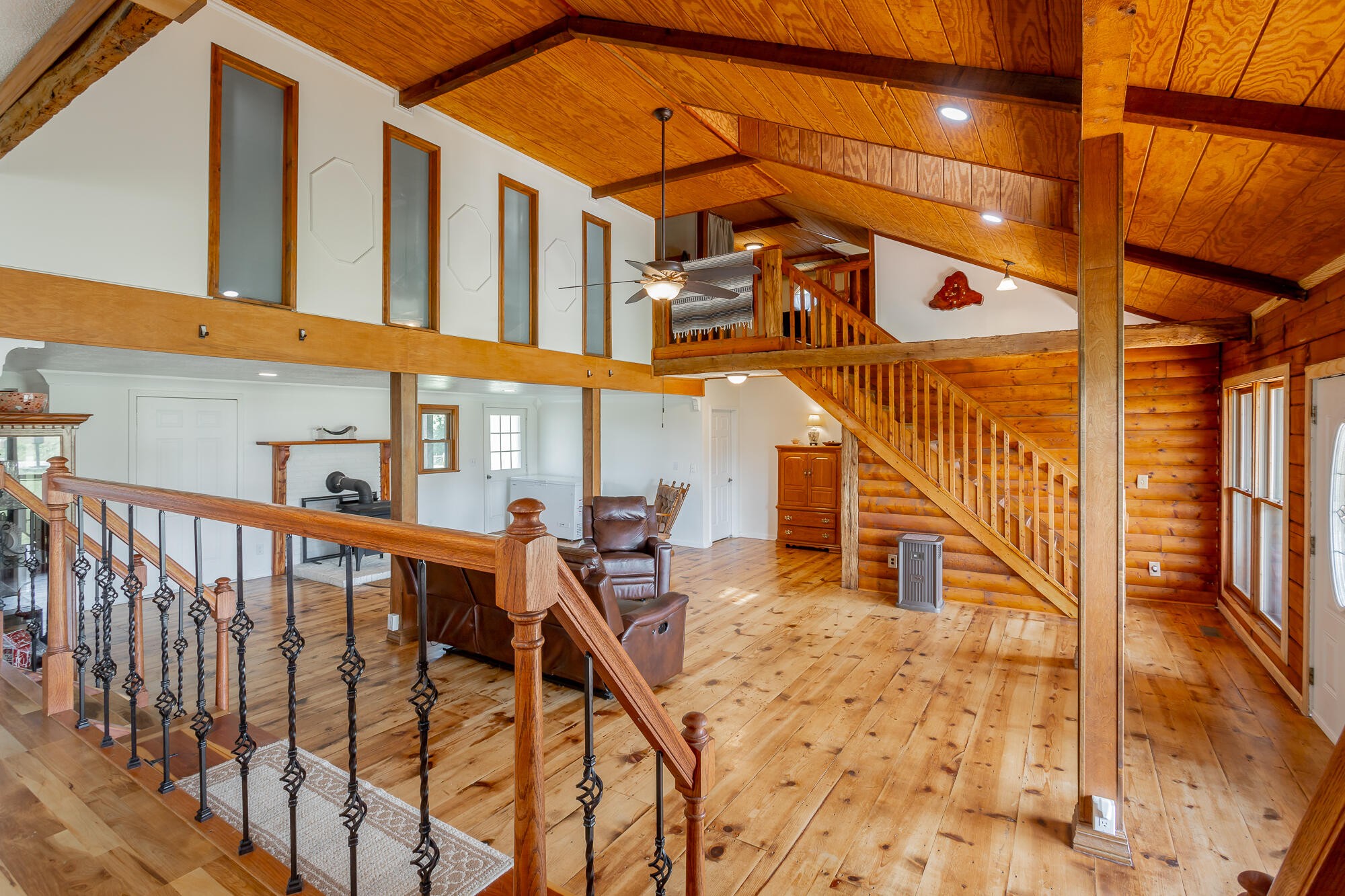 2195 Myers Road Pikeville, TN 37367 - Photo 46 of 100 a view of a balcony with wooden floor and fence
