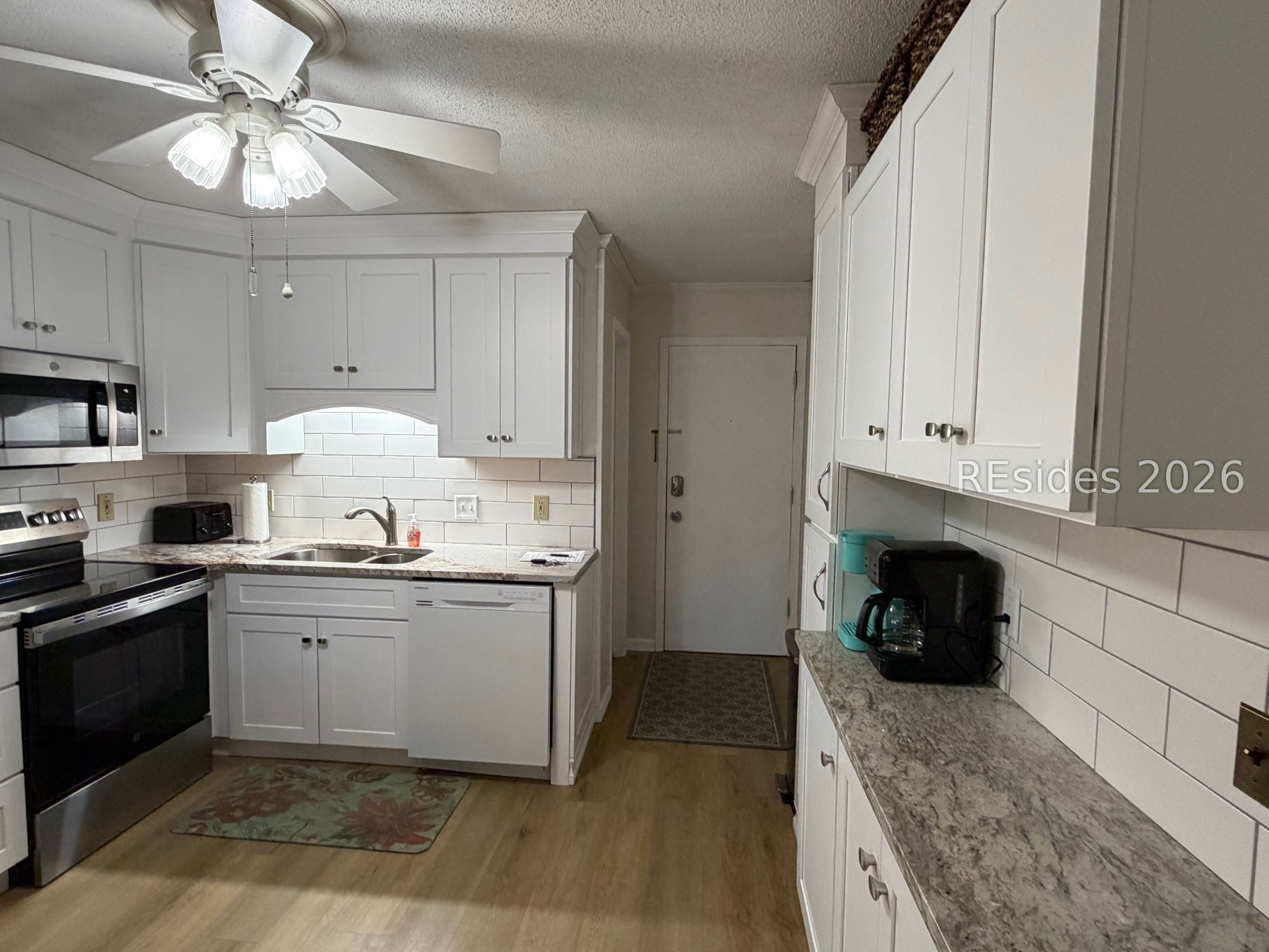 40 Folly Field Road, Unit C4 Hilton Head Island, SC 29928 - Photo 3 of 53 Coffee bar and pantry